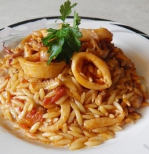 Καλαμάρι Κοκκινιστό με Κριθαράκι