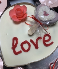 LOVE DEAL: 1 Φραουλόπιτα σε Σχήμα Καρδιάς + 1 Sprinkle Cake Καρδιά