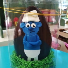 Σοκολατένιο Αυγό με Ζαχαρόπαστα Στρουμφάκι (μεσαίο)