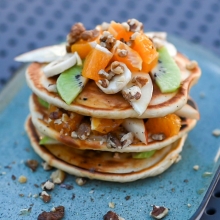 Pancake με Μέλι, Καρύδια και Φρέσκα Φρούτα