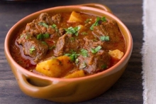 Χοιρινό Κοκκινιστό με Πατάτες