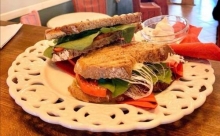 1 Καφές επιλογής + 1 Sandwich Veggie Choice + 1 Νερό