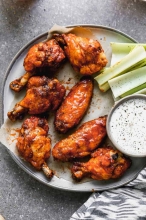 1 Μερίδα Chicken Wings + 1 Μερίδα Λουκάνικα Χωριάτικα + 1 Fix 500ml