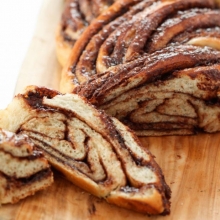 Τσουρέκι Γεμιστό Πραλίνα και Σοκολάτα Γάλακτος