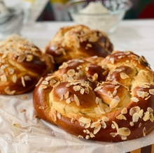 Τσουρέκι Στρογγυλό Γεμιστό με Σοκολάτα (470-500gr)