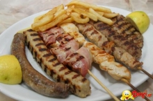 4 Καλαμάκια επιλογής + 2 Πίτες Κομμένες + 1 Coca-Cola 330ml επιλογής