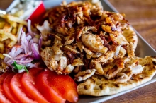 Family Pack: 1 Σαλάτα Caesars + 1 Μερίδα Γύρος επιλογής + 4 Καλαμάκια επιλογής + 2 Πίτες Κομμένες + 1 Μερίδα Πατάτες Τηγανητές + 1 Πίτσα Special 40cm + 1 Πίτσα Σοκολάτα + 1 Coca-Cola 1lt