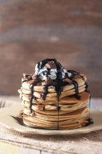 Pancakes με Αλατισμένη Καραμέλα - Κρέμα Ζαχαροπλαστικής - Τριμμένο Μπισκότο