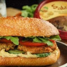 Brioche Ψωμάκι με Μπιφτέκι Λαχανικών, Pesto, Μαρούλι, Ντομάτα και Κρεμμύδι