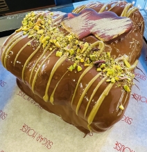 Τσουρέκι Καρδιά με Γέμιση Ντουμπάι και Επικάλυψη Πραλίνα Φουντουκιού