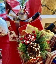 Χριστουγεννιάτικη Συσκευασία με Κρασί και Στολίδια