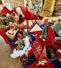 Χριστουγεννιάτικη Συσκευασία με Μικρό Κρασί και Στολίδια