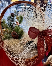 Χριστουγεννιάτικο Καλάθι με Μεγάλο Κρασί και Στολίδια