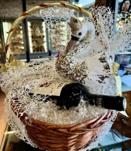 Χριστουγεννιάτικο Καλάθι με 2 Φιάλες Κρασί και Στολίδια