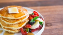 Pancakes με Μέλι, Καρύδια και Γιαούρτι