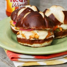 Pretzel Bun με Ψητό Κοτόπουλο, Χειροποίητη Bbq Sause και Σαλάτα Λάχανο - Καρότο