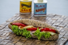 Μαύρο Ψωμάκι Βύνης με Καπνιστό Σολομό, Iceberg, Philadelphia και Avocado