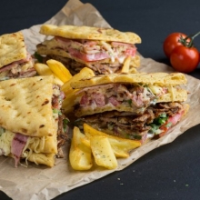 2 Club Sandwich Κοτόπουλο + 1 Μερίδα Λαχανομαγιονέζα + 1 Coca-Cola 1.5lt επιλογής