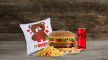 1 Burger Deluxe Μικρές Φάρμες + 1 Αναψυκτικό 330ml + ArGOODaki