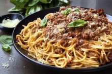 1 Μερίδα Spaghetti με Κιμά Μοσχαρίσιο και Τριμμένο Κεφαλοτύρι