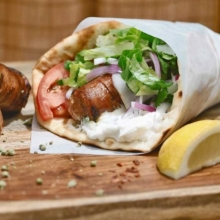 1 Πίτα Λουκάνικο Pepperoni + 1 Αναψυκτικό 330ml επιλογής