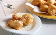 1 Μερίδα Λουκουμάδες Κλασικοί + 1 Pancake Σοκολάτα - Μπισκότο + 1 Αναψυκτικό 330ml επιλογής