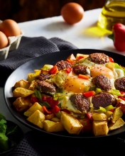 Λουκάνικο Χωριάτικο με Αυγά και Πατάτες Τηγανητές