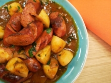 Λουκάνικα με Πατάτες Γιαχνί