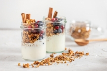 Γιαούρτι με Granola, Ταχίνι και Σταφίδες