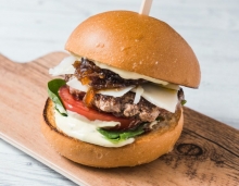 Burger Menu: 1 Burger επιλογής + 1 Μερίδα Πατάτες McCain + 1 Αναψυκτικό Βίκος