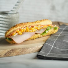 Μπαγκέτα Καλαμποκιού με Φιλέτο Κοτόπουλο