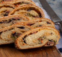 Ψωμί Pretzel με Μπριζόλα Καπνιστή, Τριμμένη Παρμεζάνα, Ντοματίνια, Ρόκα και Σως