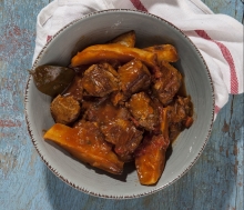 Μοσχαράκι Κοκκινιστό με Πατάτες Τηγανιτές