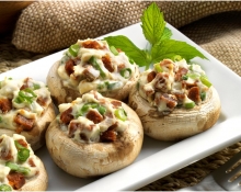 Μανιτάρια Γεμιστά με Κιμά, Σάλτσα Ντομάτας και Κασέρι