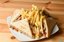 1 Club Sandwich Mega επιλογής + 1 Pepsi 330ml
