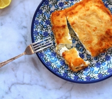 Φέτα Τηγανητή σε Κρούστα Ξηρών Καρπών με Chutney Ντομάτας
