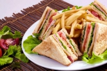 1 Club Sandwich + 1 Κρέπα Σοκολάτα - Μπισκότο + 1 Coca-Cola 330ml επιλογής