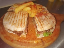 Club Sandwich ΓΙΓΑΣ με Κεφτεδάκι Γεμιστό και Κασέρι