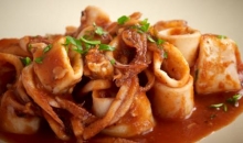 Καλαμάρια Κρασάτα με Πένες