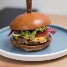1 Burger Menu επιλογής + 1 Coca-Cola 330ml ΔΩΡΟ