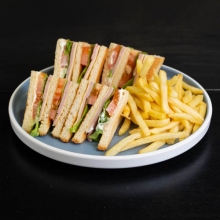 1 Club Sandwich επιλογής + 1 Coca-Cola 330ml ΔΩΡΟ