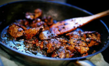 Τηγανιά Χοιρινή με Σάλτσα BBQ και Τρίχρωμες Πιπεριές