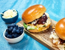 Μπριός με Μπιφτέκι Κοτόπουλο και Υλικά επιλογής