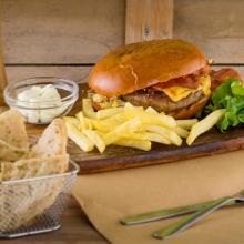 2 Burgers Ψητού + 1 Μερίδα Πατάτες Τηγανιτές + 1 Ατομικό Γαλακτομπούρεκο