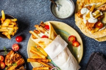 1 Σκεπαστή Γύρο Χοιρινό + 1 Φαγάδημος Special Burger + 2 Πίτες επιλογής + 1 Pepsi Max 1.5lt