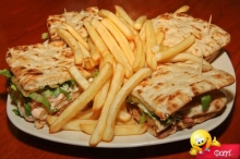 Κοτοπαρέα: 1 Burger Φιλετάκια Κοτόπουλο + 1 Pita Club Γύρο Κοτόπουλο + 1 Γυροσαλάτα Κοτόπουλο + 1 Pepsi 1.5lt επιλογής