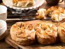 2 Καφέδες επιλογής + 2 Νερά 500ml + 2 Ζαμπονοκασερόπιτες