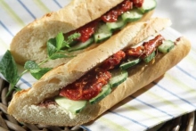 Ζαπάτα με φέτα, ντομάτα, ελιά