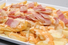 Πατάτες Τηγανητές με Λιωμένο Τυρί και Μπέικον