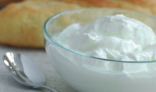 Κάτι που Επιπλέει στο Γιαούρτι (Γαλοτύρι)